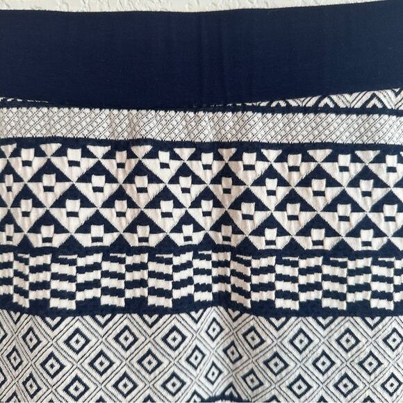Gilli Geometric A-Line Skirt Blue & White Stretch Sz Medium EUC - Picture 2 of 5